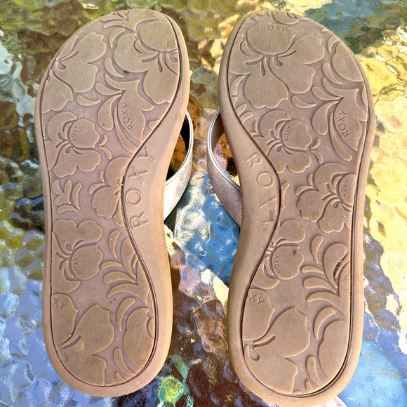 Women’s Size 9 ROXY rose gold colored sandals. FREE SHIPPING - Picture 3 of 3